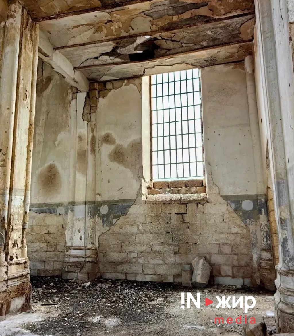 Так сейчас выглядит костел внутри: прогнившие стены и крыша